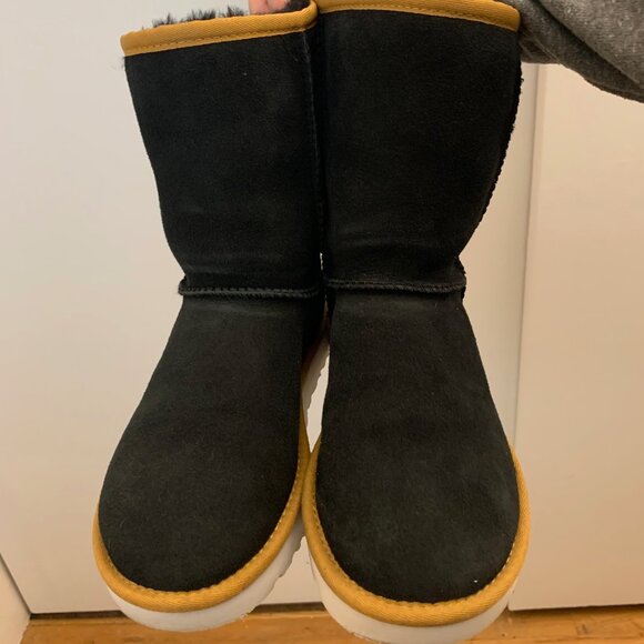 UGG classic short Rustic Weave boot - Picture 3 of 11